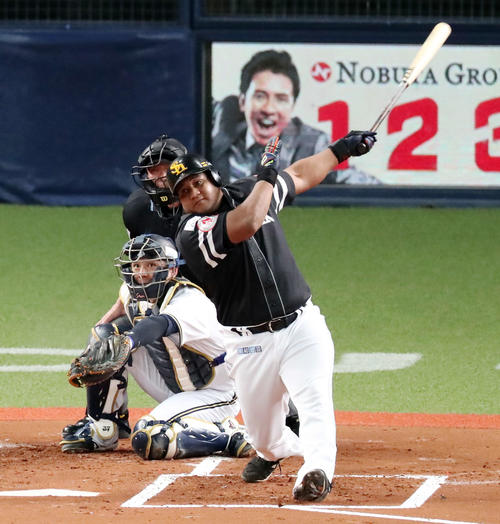 オリックス対ソフトバンク　1回表ソフトバンク2死一塁、デスパイネは右中間に2点本塁打を放つ（撮影・加藤哉）