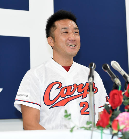 笑顔で引退会見を行った永川（撮影・前岡正明）