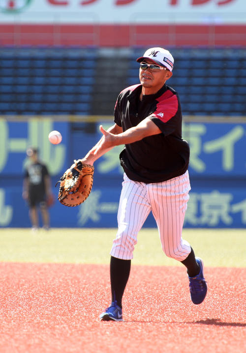 引退試合を前に、練習するロッテ福浦（撮影・柴田隆二）