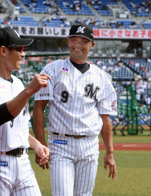 ロッテ対日本ハム、ナインと笑顔で話すロッテ福浦（右）（撮影・柴田隆二）