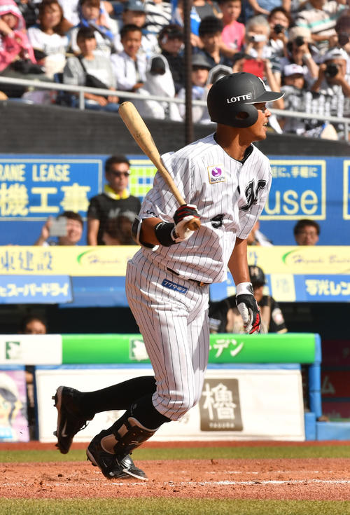 ロッテ対日本ハム、1回裏ロッテ1死一、二塁、福浦は遊ゴロに倒れる（撮影・柴田隆二）