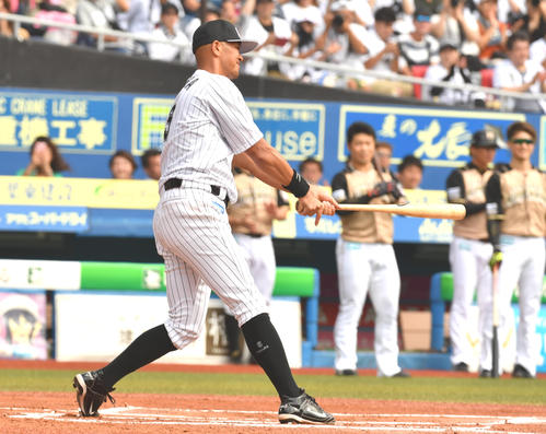 ロッテ対日本ハム、始球式で息子が投げ、打者に立った父福浦（撮影・柴田隆二）