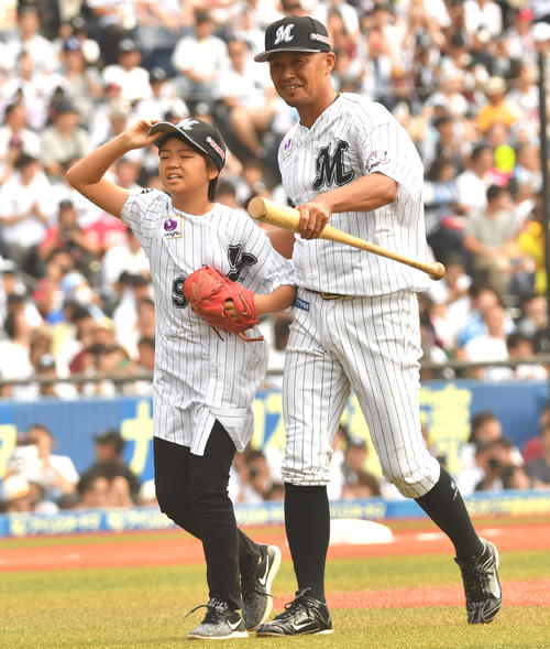 ロッテ対日本ハム、親子で始球式を務めた福浦と次男（撮影・柴田隆二）