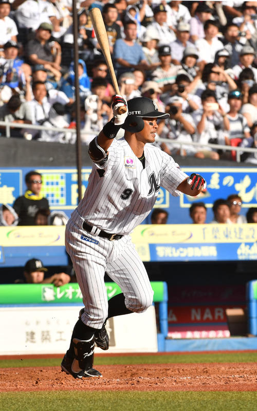 ロッテ対日本ハム、5回裏ロッテ無死一塁、福浦は右飛に倒れる（撮影・柴田隆二）