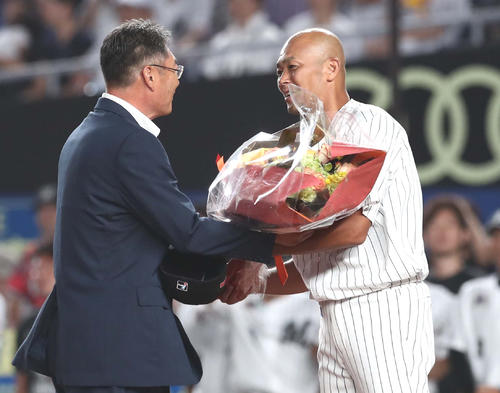 ロッテ対日本ハム　引退セレモニーで元ロッテの初芝氏（左）から花束を受け取る福浦（撮影・黒川智章）