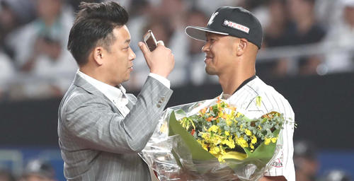 ロッテ対日本ハム　引退セレモニーで福浦（右）と「自撮り」するサブロー（撮影・黒川智章）