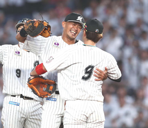 ロッテ対日本ハム　試合後、鈴木と抱き合う福浦（撮影・黒川智章）