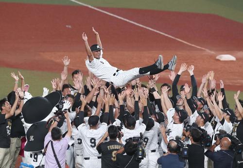 ロッテ対日本ハム　現役を引退する福浦はナインから胴上げされる（撮影・黒川智章）