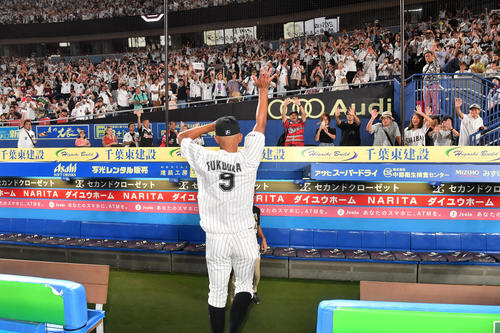 引退セレモニーでファンにお別れする福浦（撮影・柴田隆二）