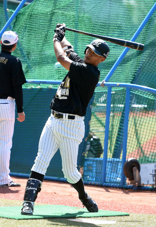 引退試合を前に、打撃練習するロッテ福浦（撮影・柴田隆二）