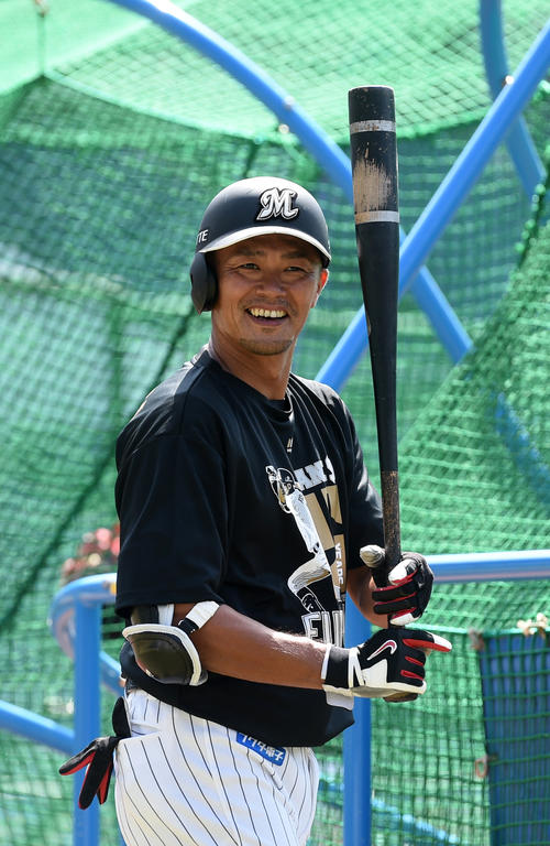 引退試合を前に、打撃練習で笑顔を見せるロッテ福浦（撮影・柴田隆二）
