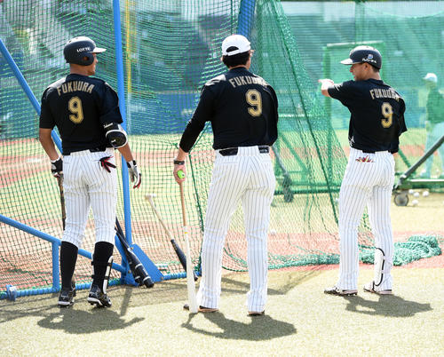 引退試合を前に、ナインが背番号9のユニフォームで練習、左端ロッテ福浦（撮影・柴田隆二）