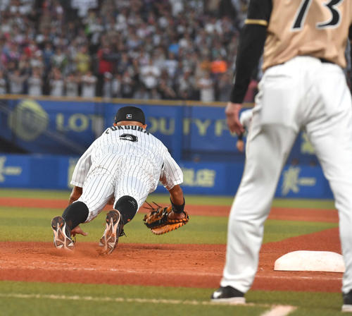 ロッテ対日本ハム、9回表日本ハム2死一塁、平沼の一塁ライナーをダイビングキャッチする福浦（撮影・柴田隆二）