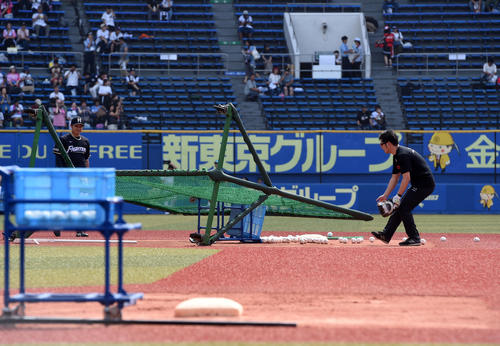 ロッテ対日本ハム戦、試合前には風速19メートルの強風がZOZOマリンスタジアムに吹き荒れネットが倒れた（撮影・柴田隆二）