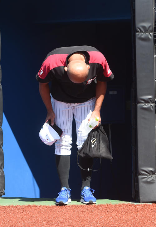 引退試合のため、球場に一礼して入るロッテ福浦（撮影・柴田隆二）