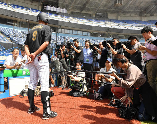 引退試合を前に、報道陣に囲まれて会見するロッテ福浦（撮影・柴田隆二）