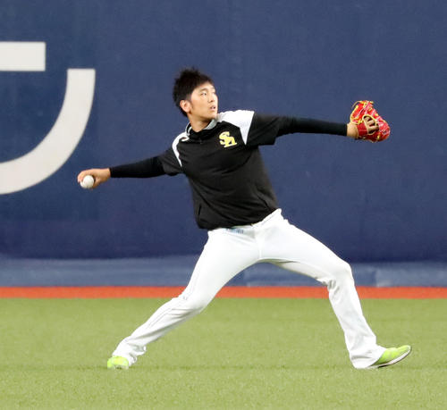 オリックス対ソフトバンク　外野でキャッチボールする石川（撮影・加藤哉）