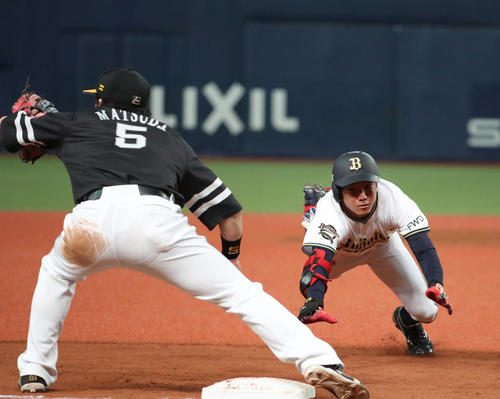 オリックス対ソフトバンク　3回裏オリックス無死、宜保翔（右）は右越え二塁打を放ち、果敢に三塁へヘッドスライディングするもアウトになる撮影・白石智彦）