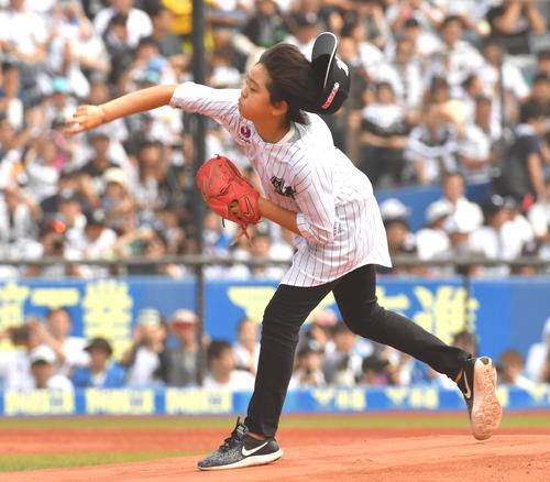 ロッテ対日本ハム、福浦の次男が始球式を務めた（撮影・柴田隆二）