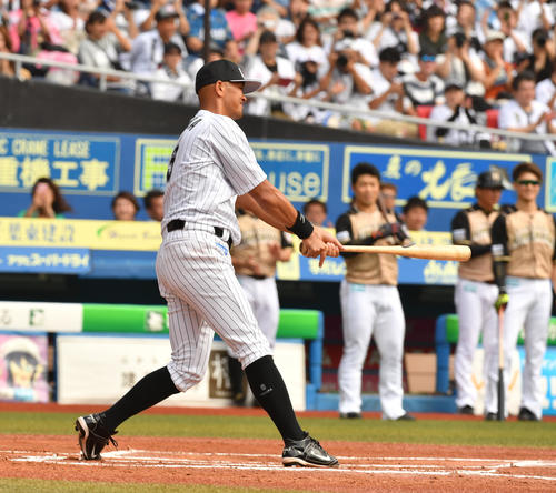 ロッテ対日本ハム、始球式で次男が投げ、打者に立った父福浦（撮影・柴田隆二）