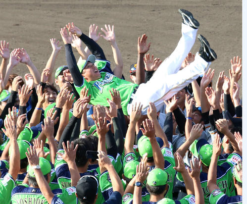 現役最後の試合を終え、両チームの選手から胴上げされる日本ハム実松2軍育成コーチ兼捕手（撮影・田中彩友美）