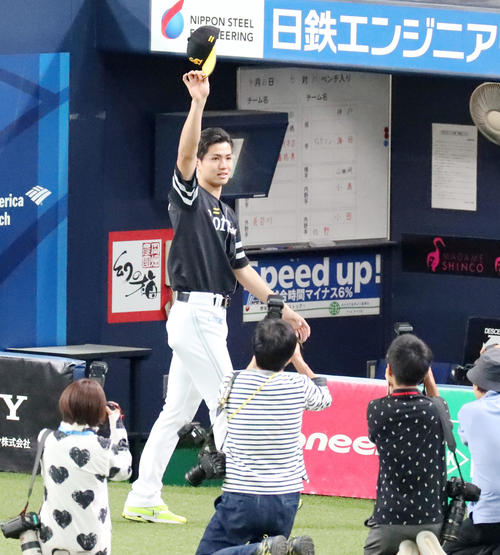オリックス対ソフトバンク　オリックスに勝利しファンに手を振る高橋礼（撮影・加藤哉）