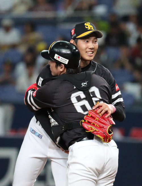 オリックスに勝利して甲斐と抱き合う石川（左）（撮影・白石智彦）