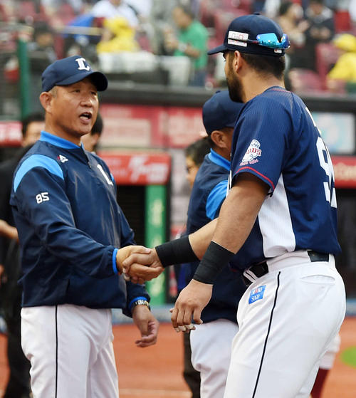 楽天対西武　楽天に勝利し西武メヒア（右）と握手を交わす辻監督（撮影・横山健太）