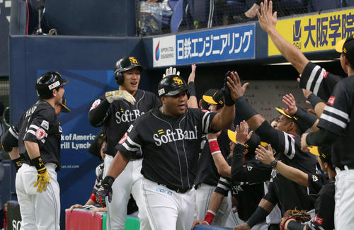 オリックス対ソフトバンク　1回表ソフトバンク2死一塁、右中間へ2点本塁打を放ちベンチでナインとタッチを交わすデスパイネ（中央）（撮影・白石智彦）