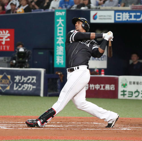 オリックス対ソフトバンク　7回表ソフトバンク1死、グラシアルは中越え本塁打を放つ（撮影・白石智彦）