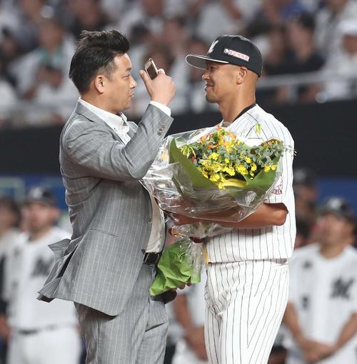 ロッテ対日本ハム　引退セレモニーで福浦（右）と「自撮り」するサブロー（撮影・黒川智章）