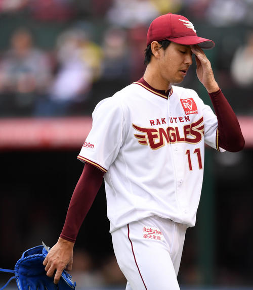 楽天対西武　4回表を終え肩を落とし引き揚げる楽天岸（撮影・横山健太）