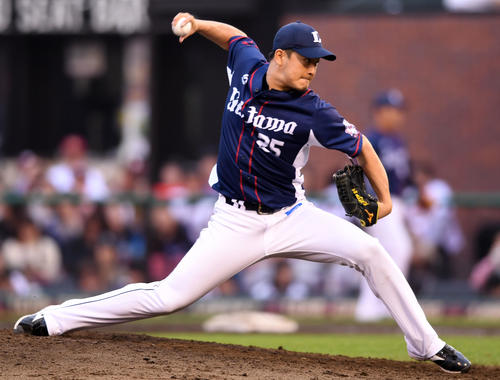楽天対西武　8回裏から登板した西武平井（撮影・横山健太）