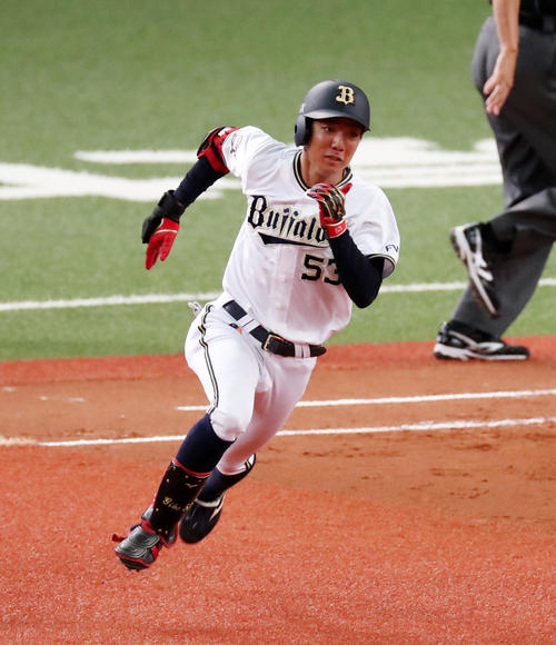 オリックス対ソフトバンク　3回裏オリックス無死、宜保は左越え二塁打を放ちプロ初安打を記録する（撮影・加藤哉）