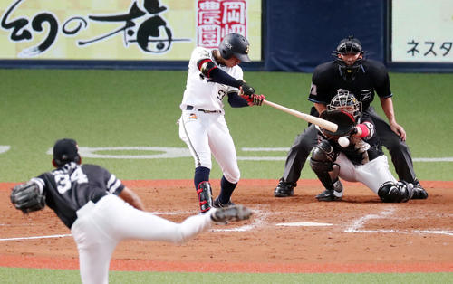 オリックス対ソフトバンク　8回裏オリックス1死、宜保は左前打を放つ（撮影・加藤哉）