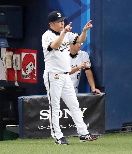 オリックス対ソフトバンク　3回裏オリックス無死、宜保の三塁タッチアウトについてリクエストする西村監督（撮影・加藤哉）