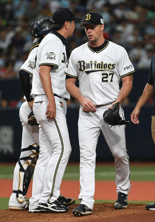 オリックス対ソフトバンク　3回表ソフトバンク無死一、三塁、降板するアンドリュー・アルバース（撮影・渦原淳）