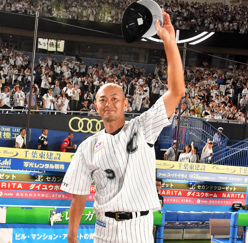 引退セレモニーでファンに手を振る福浦（撮影・柴田隆二）