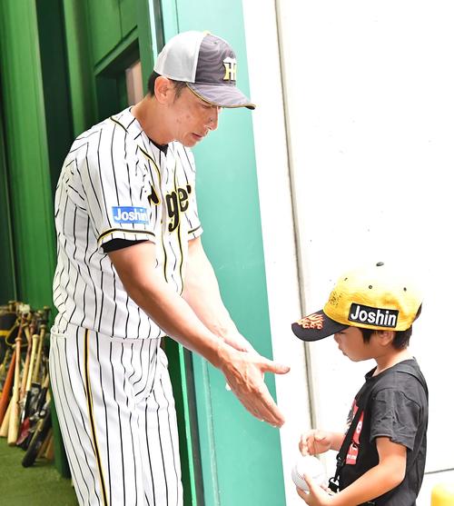ファンサービスで子供に向かうもお目当ての選手がいるようでサインを断られる矢野監督（撮影・上田博志）