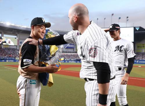 ロッテ対日本ハム　試合後、レアードに肩をたたかれる田中賢（撮影・黒川智章）