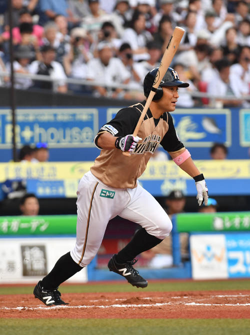 ロッテ対日本ハム、7回表日本ハム無死、田中賢は右翼線に二塁打を放つ（撮影・柴田隆二）