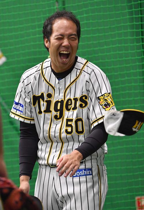 笑顔を見せながら調整する青柳（撮影・上田博志）