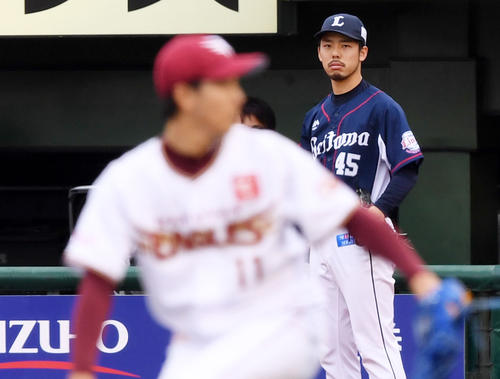 楽天岸（手前）の投球を見つめる西武本田（撮影・横山健太）