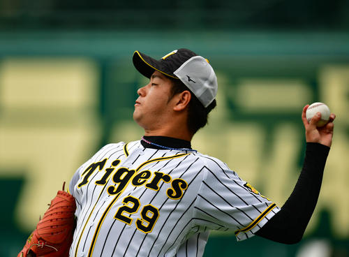 キャッチボールを行う高橋遥人（撮影・清水貴仁）
