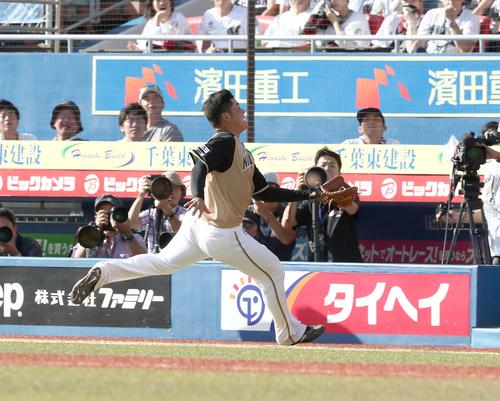 ロッテ対日本ハム　2回裏ロッテ2死満塁、中村奨の風に流された邪飛を捕球する清宮（撮影・黒川智章）