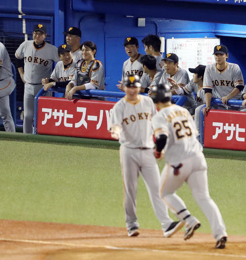 ヤクルト対巨人　3回表巨人2死一塁、勝ち越しの2点本塁打を放った岡本（手前右）を見つめ笑みを浮かべる原監督（左端）（撮影・垰建太）