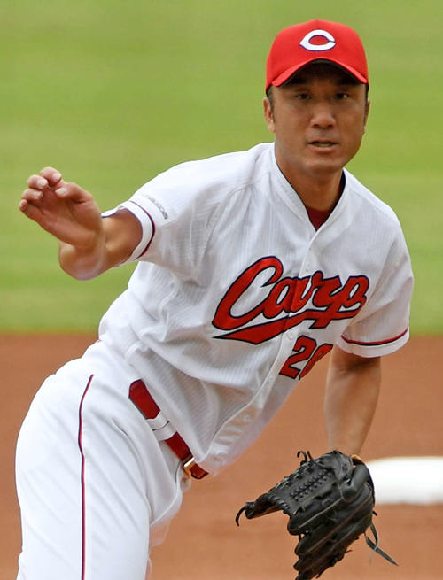 広島対中日　引退試合に先発、大島に投球する永川（撮影・前岡正明）