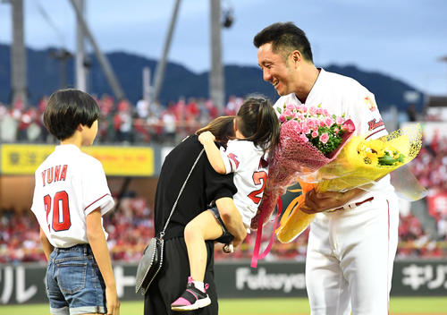 引退セレモニーで家族から花束を受け取る永川（撮影・前岡正明）