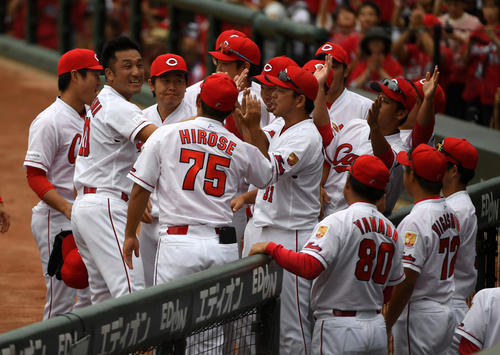 広島対中日　1回、引退試合の登板を追えた永川（左）はベンチ前でナインと笑顔でタッチ（撮影・前岡正明）