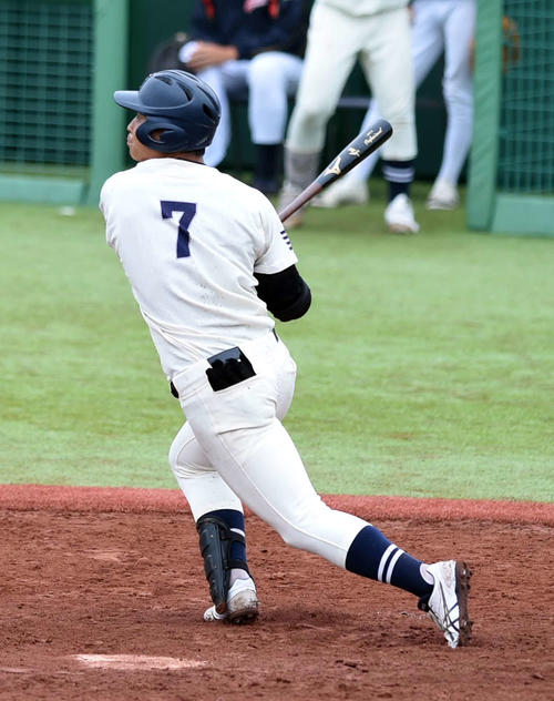 宮城教大対東北工大　10回裏東北工大1死一、二塁で、サヨナラ二塁打を放った伊藤直（撮影・相沢孔志)